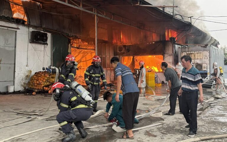 【ハノイ】菓子工場で大規模火災、消防隊員100人近くが消火活動