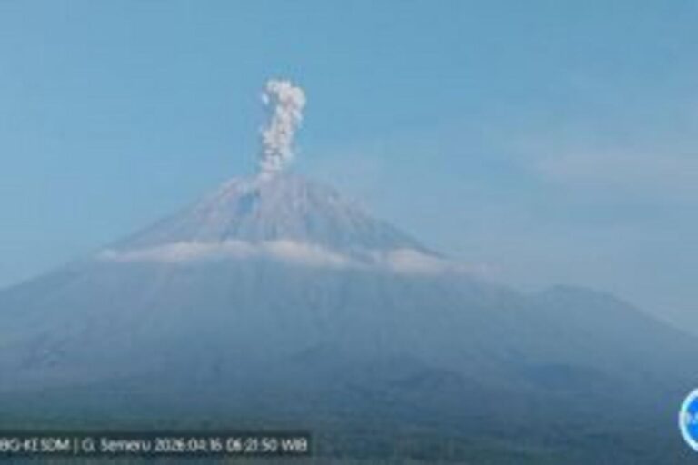 【インドネシア・ジャワ島】セメル山が5回噴火、火山灰が1.2kmに到達