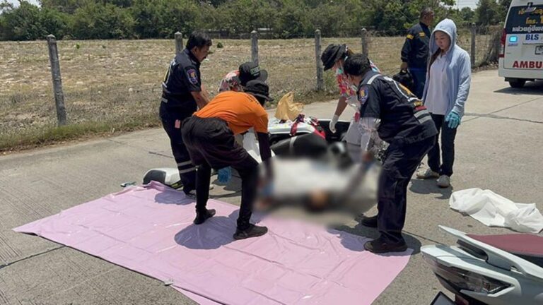 【チョンブリー県】バイク運転中にスマホ操作か、中国人男性がトラックに轢かれ死亡