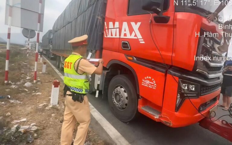 【ベトナム】高速道路で過積載・無免許トラック摘発
