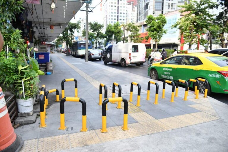 【バンコク・クローントゥーイ区】歩道走行バイク対策Sガード導入、安全向上へ