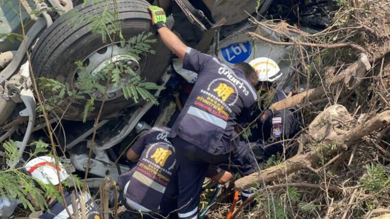 【ナコンパノム】ドリアン40トン積載トラック横転、運転手7時間閉じ込めも奇跡の生還
