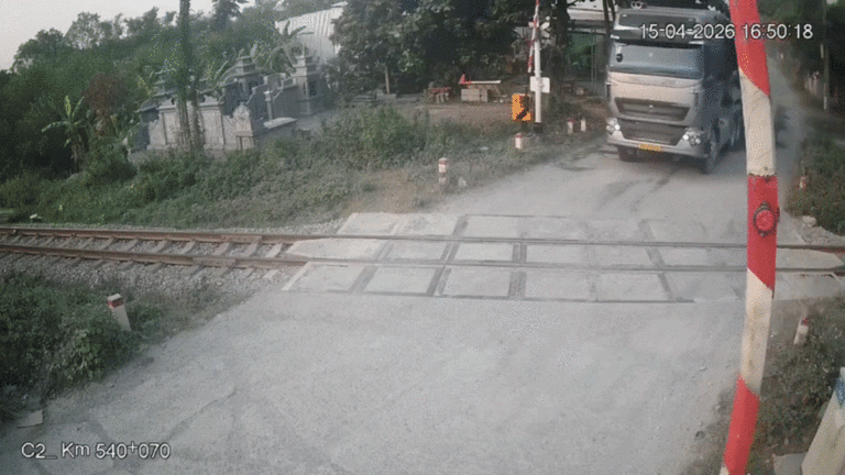 【ベトナム・クアンチ省】踏切強行突破の運転手に罰金