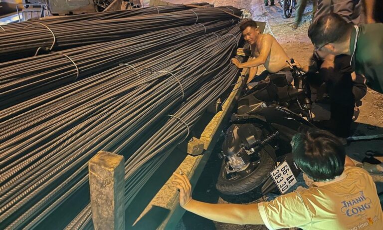 【ホーチミン近郊】トレーラーから鉄骨落下、バイク大破の事故
