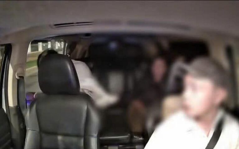 【タイ】走行中の車から飛び降りた動画が拡散