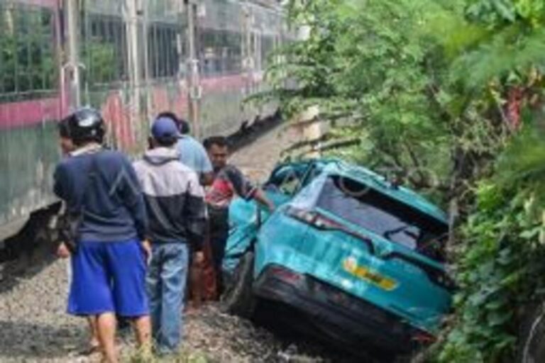 【インドネシア・ベカシ】列車衝突事故で16人死亡、警察が人為的ミスを調査