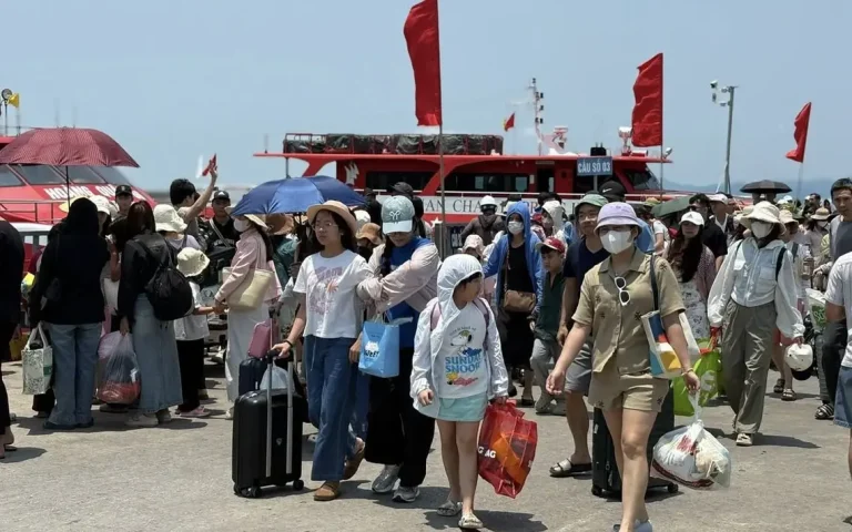 クアンニン省コトー島、祝日観光客殺到で大盛況