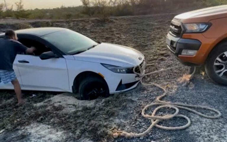 クアンチ省の風力発電所、観光客が泥道で立ち往生！地元住民が無償で救助