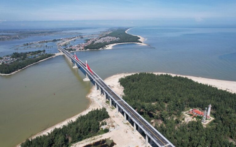 中部ベトナム最長海上橋、経済活性化へ