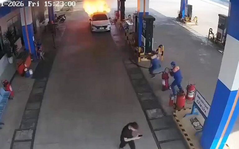 【ホーチミン】ガソリンスタンドで車両火災、運転手がパニックで脱出困難に