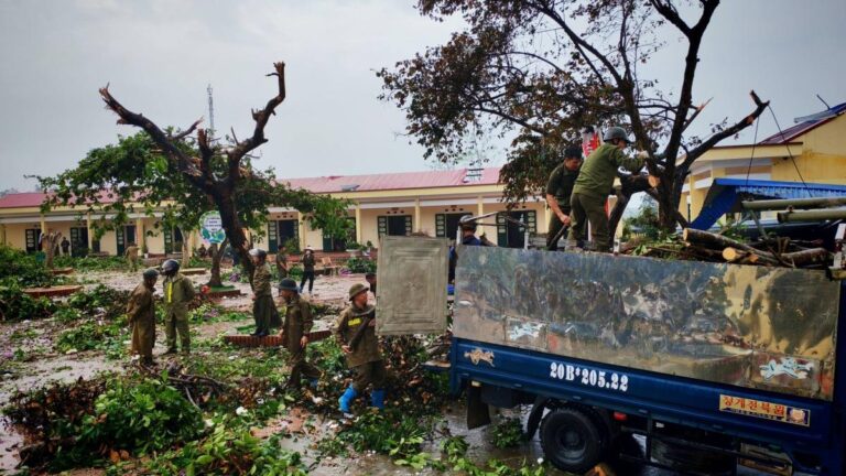 【タイグエン省】暴風雨で甚大な被害、軍と警察が復旧支援