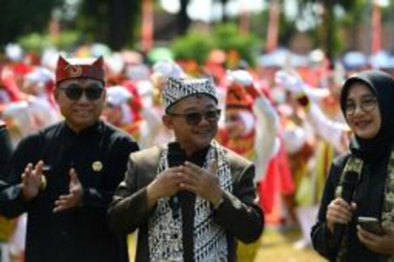インドネシア、国家教育の日で教師に感謝