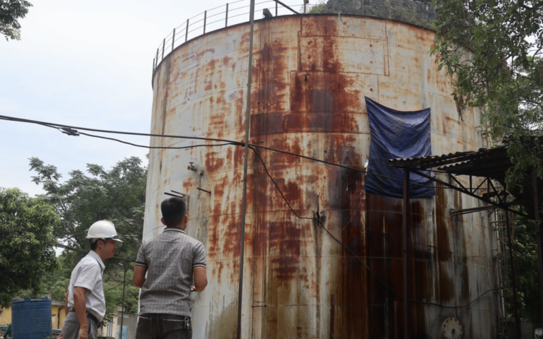【ロンアン省】2,000トン糖蜜貯蔵タンク破裂事故