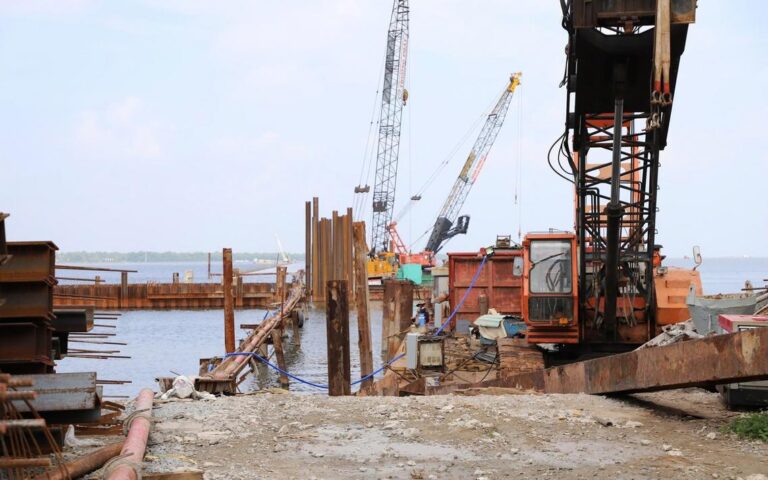 クアンニン省の海上高架橋、工期遅延で業者批判