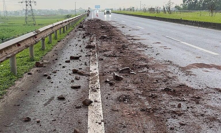 【ベトナム・タイグエン省】高速道路で土砂散乱、多重パンク事故発生