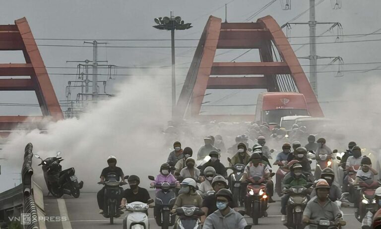 【ホーチミン】ビンロイ橋でバイク炎上、交通麻痺