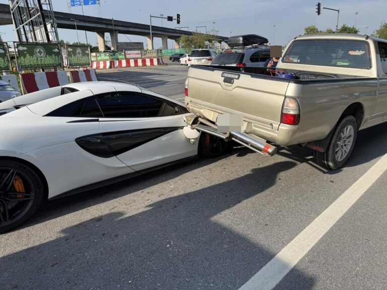 バンコク・サイマイ区でスーパーカー衝突事故