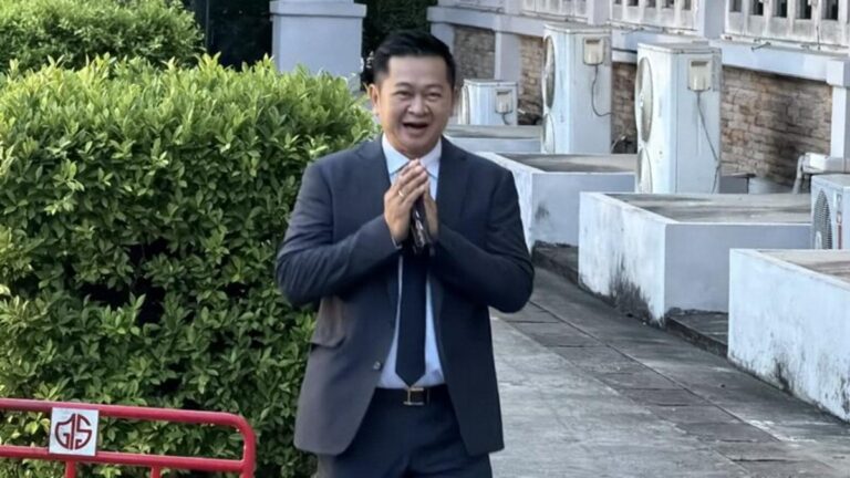 【バンコク】タクシン元首相仮釈放、弁護士と支持者がクロンプリーム刑務所で待機