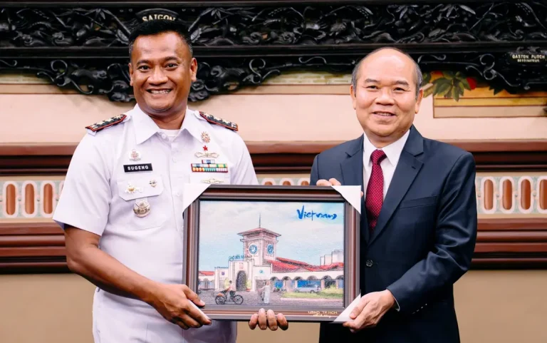 ホーチミンにインドネシア海軍艦艇寄港、戦略的パートナーシップ強化
