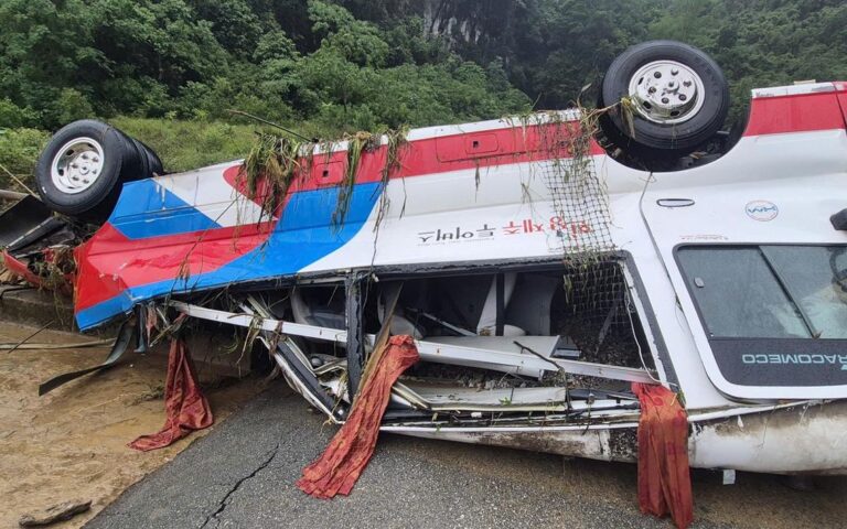【ベトナム・カオバン省】豪雨で観光バス流され道路寸断