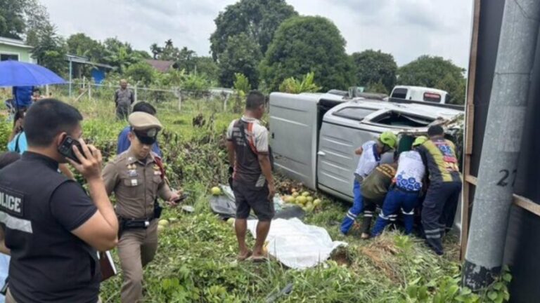 ナコーンナーヨックでピックアップトラック追突、1名死亡1名負傷