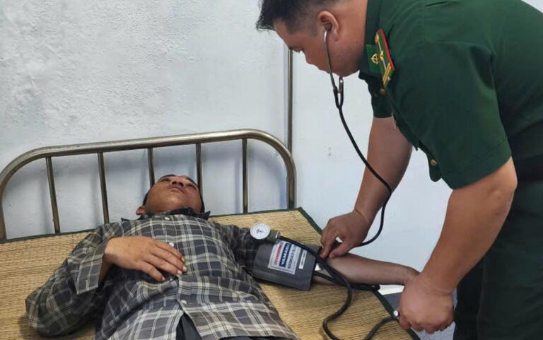 【ベトナム南部沖】漁師が海に転落、同僚の迅速な救助で無事