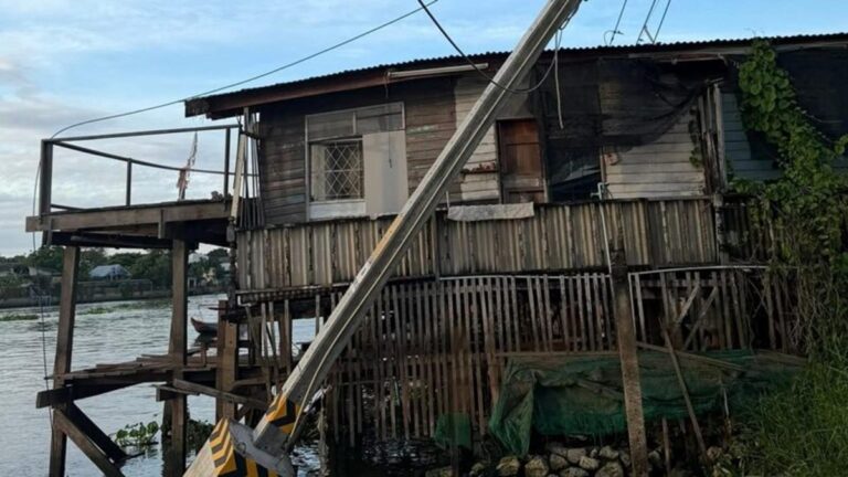 ノンタブリ：チャオプラヤー川でタグボートが電柱に衝突、停電発生