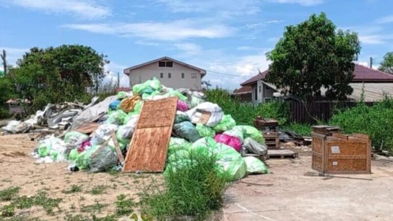 【タイ・チャチューンサオ県】住宅街に高さ3mのゴミ山、中国人グループが不法投棄か