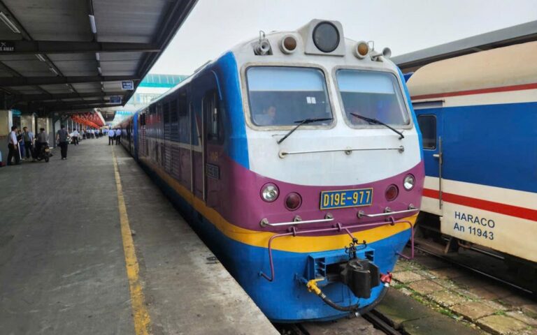 ベトナム鉄道、新指揮車両連結の特別列車を導入