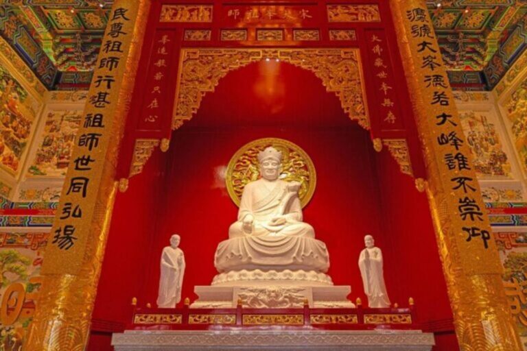 バンコクに新パワースポット誕生！サトーン地区に巨大白玉翡翠の中国寺院がオープン