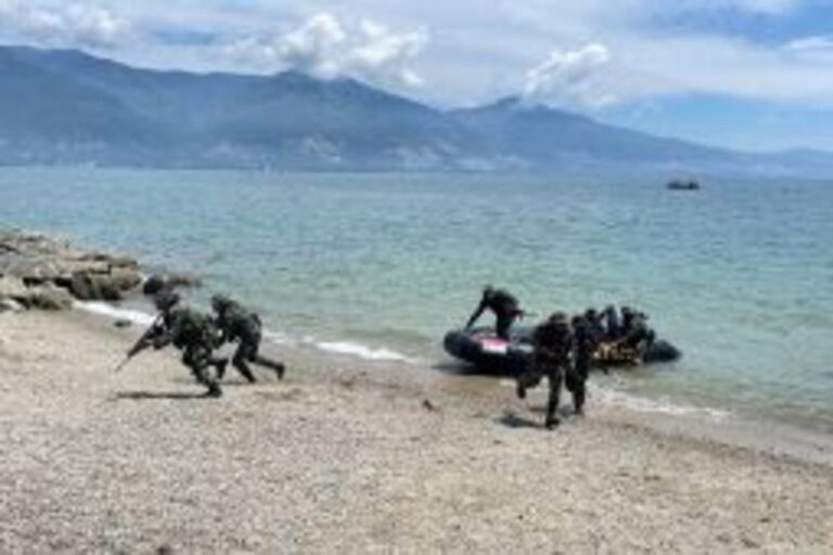 【インドネシア・パル】海軍が水陸両用訓練を実施