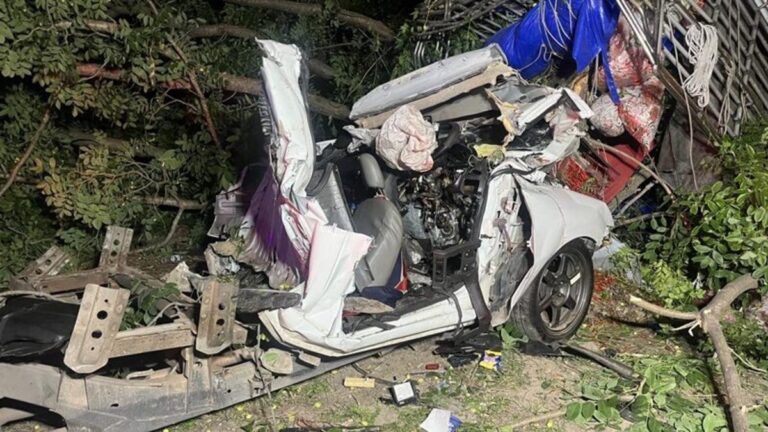 【チェンマイ】タイヤ破裂でピックアップトラックが激突、運転手のシャン族男性が死亡